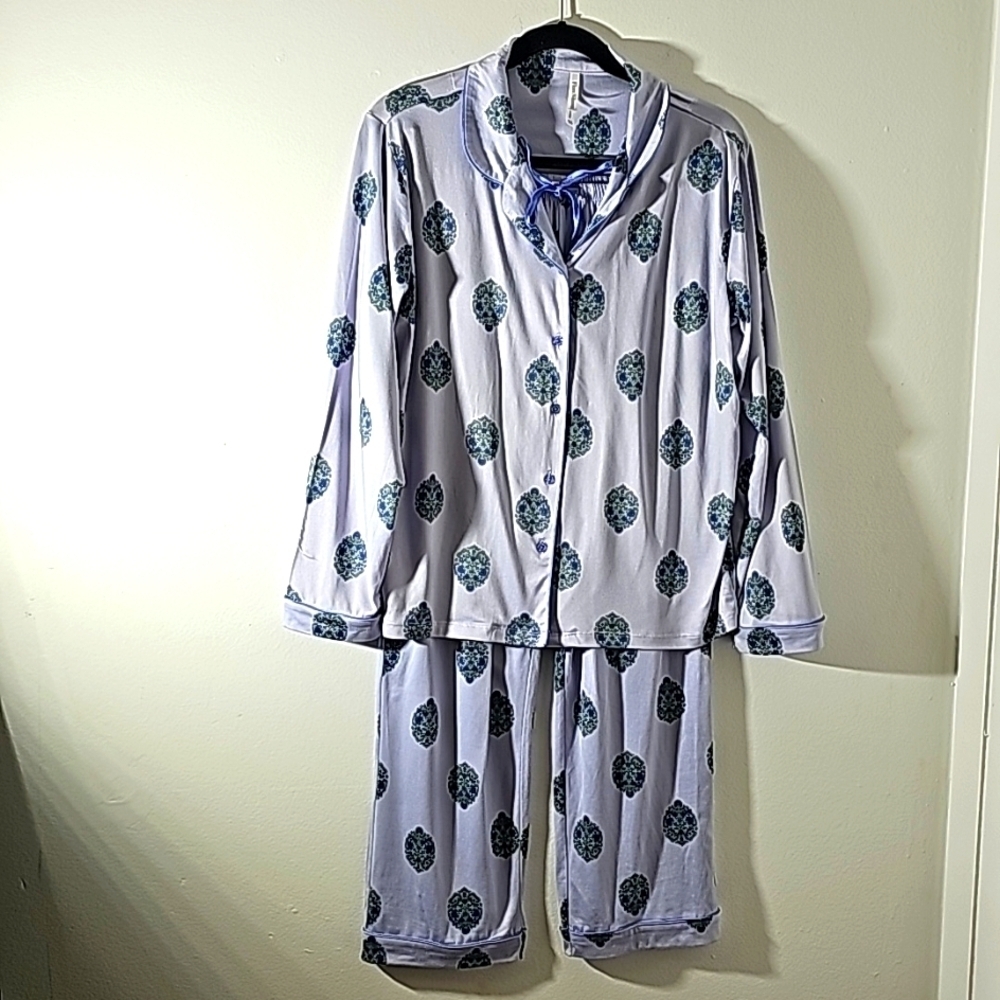 FLORA NIKROOZ,‎ Women's PJ'S.  Size medium.  Super soft. Lavender.